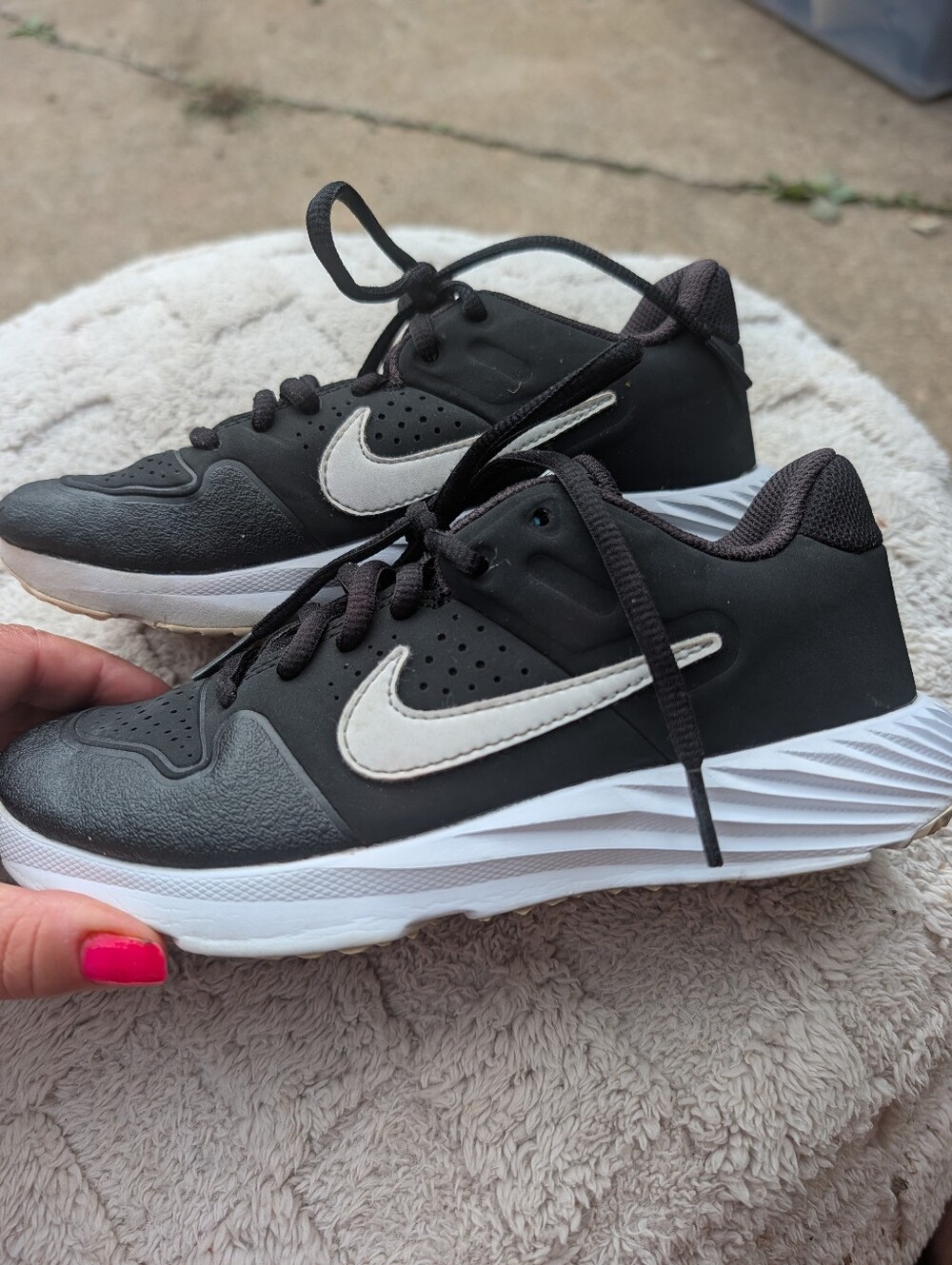 Boys Nike Black & White Baseball Cleats Size 2